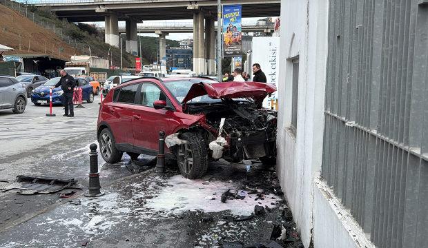 İstanbul'da korkutan kaza: Okul duvarına &ccedil;arptı! Yaralılar var