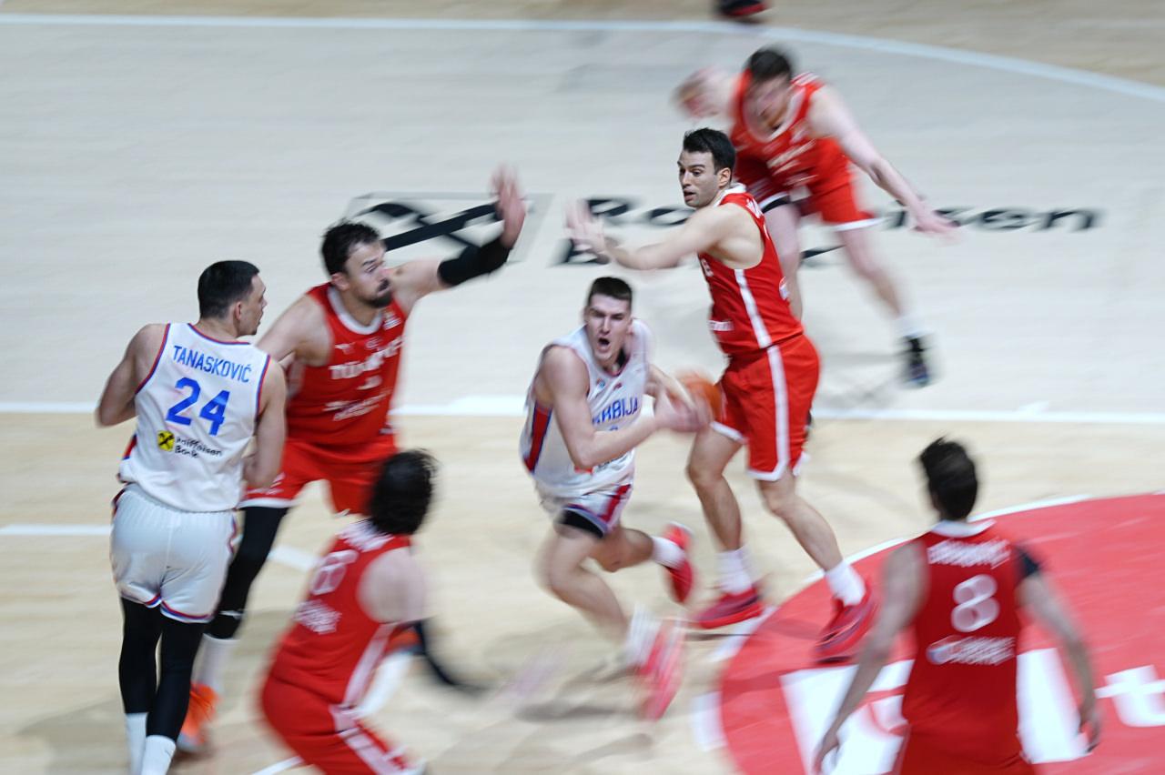 2027 Dünya Kupası Avrupa Elemeleri 1. Tur C Grubu'ndaki üçüncü maçında Sırbistan ile Türkiye, Aleksandar Nikolic Spor Salonu'nda karşılaştı. Bir pozisyonda Sırbistan oyuncusu Stefan Miljenovic (sol 4) ile milli oyuncu Tarık Biberovic (sağda) mücadele etti.