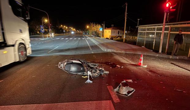 Kamyonetle &ccedil;arpışan motosikletin s&uuml;r&uuml;c&uuml;s&uuml; Kerem &ouml;ld&uuml;