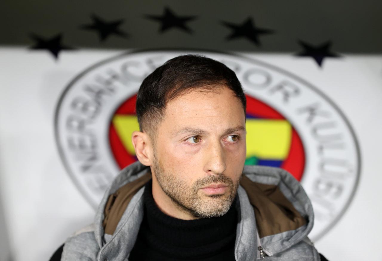 Fenerbahçe Teknik Direktörü Domenico Tedesco bir maç esnasında kulübede beklerken.