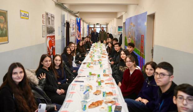 Liseli gen&ccedil;ler Ramazan coşkusunu okul bah&ccedil;elerinde yaşıyor