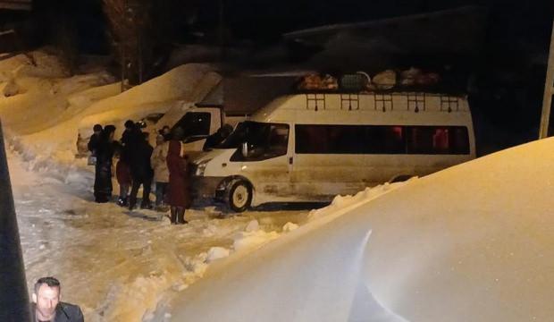 Mahsur kalan &ouml;ğrenci servisi kurtarıldı