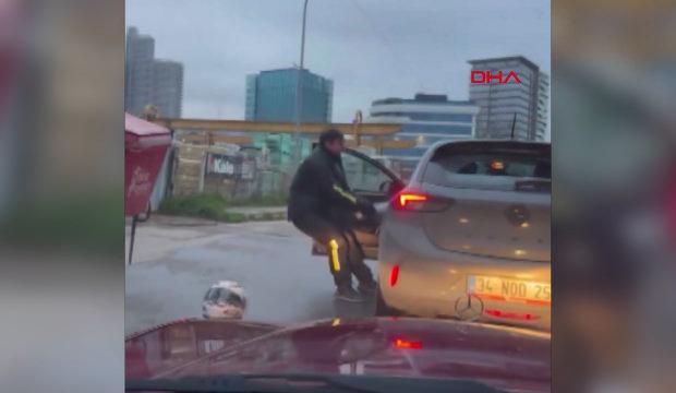 Motosikletli maganda tartıştığı s&uuml;r&uuml;c&uuml;ye saldırdı