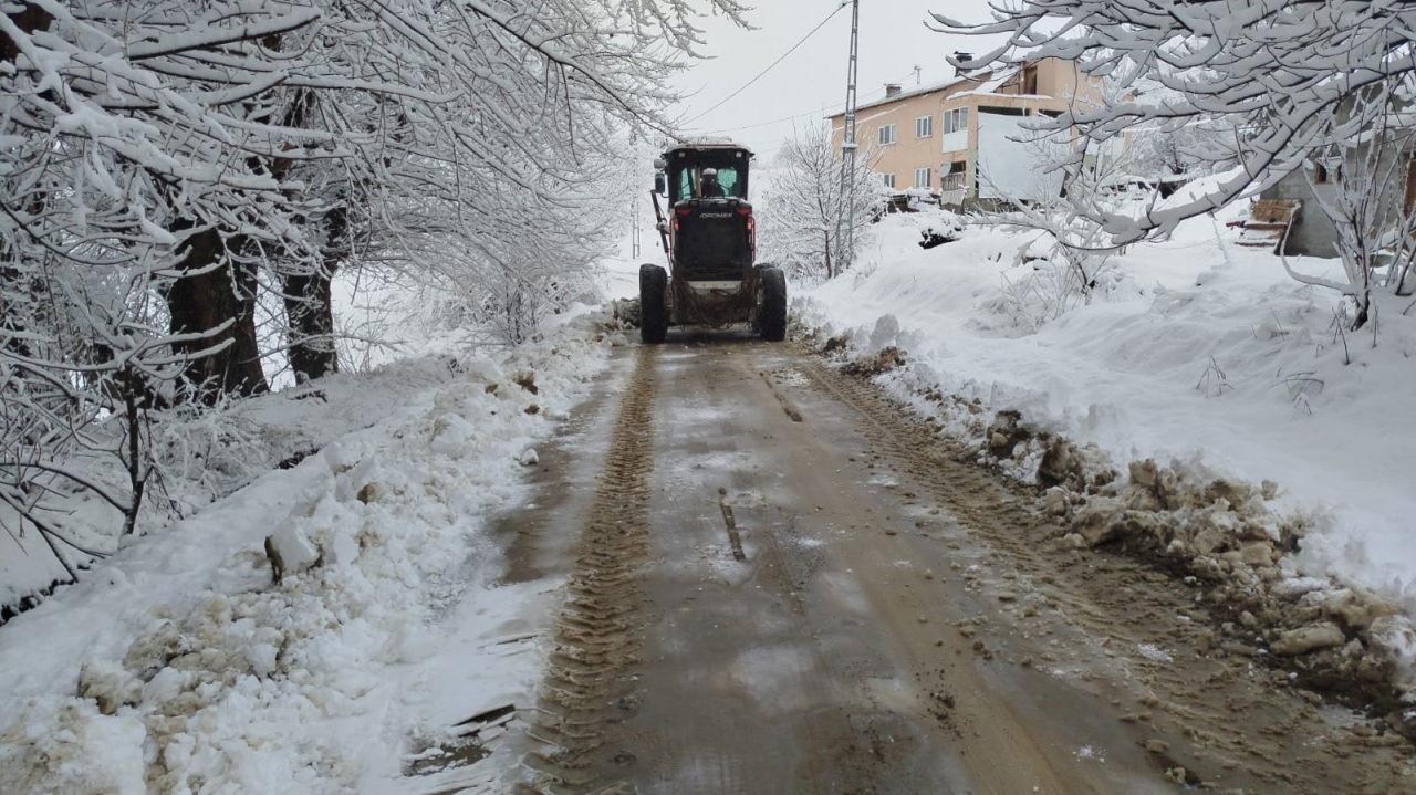 İlçelerde yolu kapanan mahallelerde çalışmalar sürüyor.