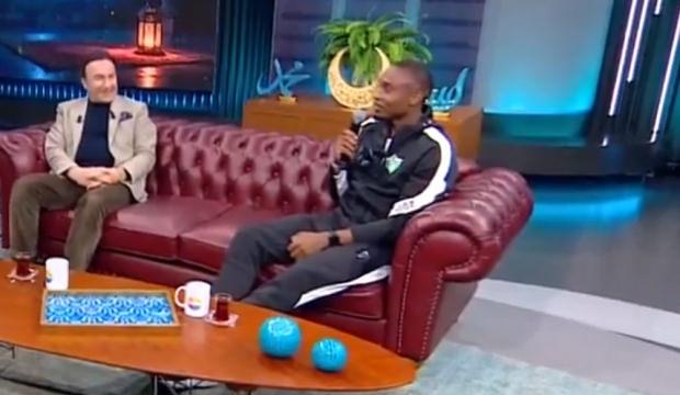 Ramazan programına katılan &uuml;nl&uuml; futbolcudan canlı yayında 'Kabe'de Hacılar' performansı