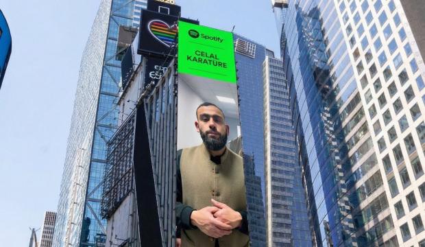 Times Meydanı'nda bir T&uuml;rk yıldızı: Celal Karat&uuml;re d&uuml;nyayı sallamaya devam diyor! 