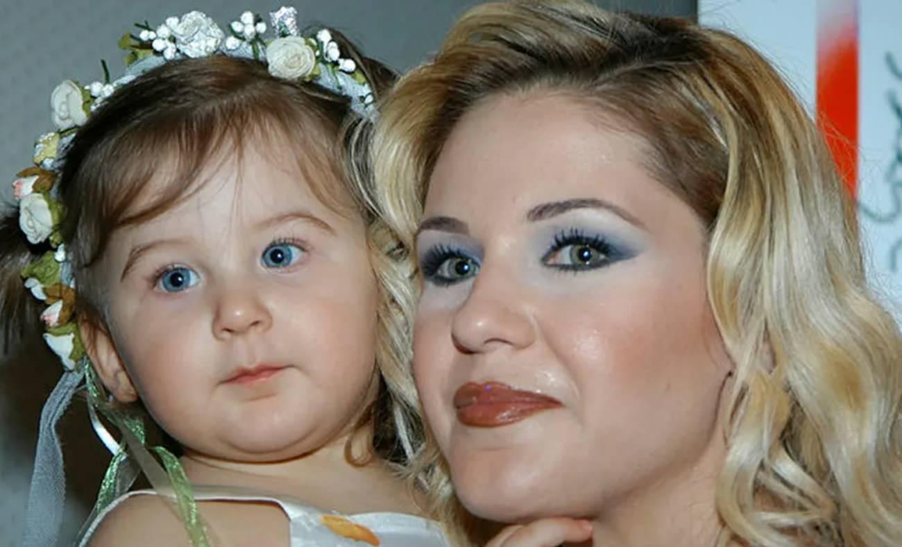 &Uuml;nl&uuml; oyuncu Emine &Uuml;n'&uuml;n kızı b&uuml;y&uuml;d&uuml;: Duru'nun son halini g&ouml;renler abla kardeş sandı!
