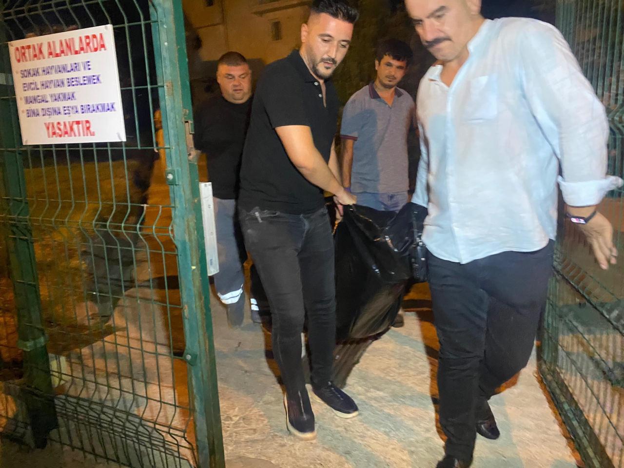 Hanım Biçer'in cesedi olay yerinden taşınırken. 