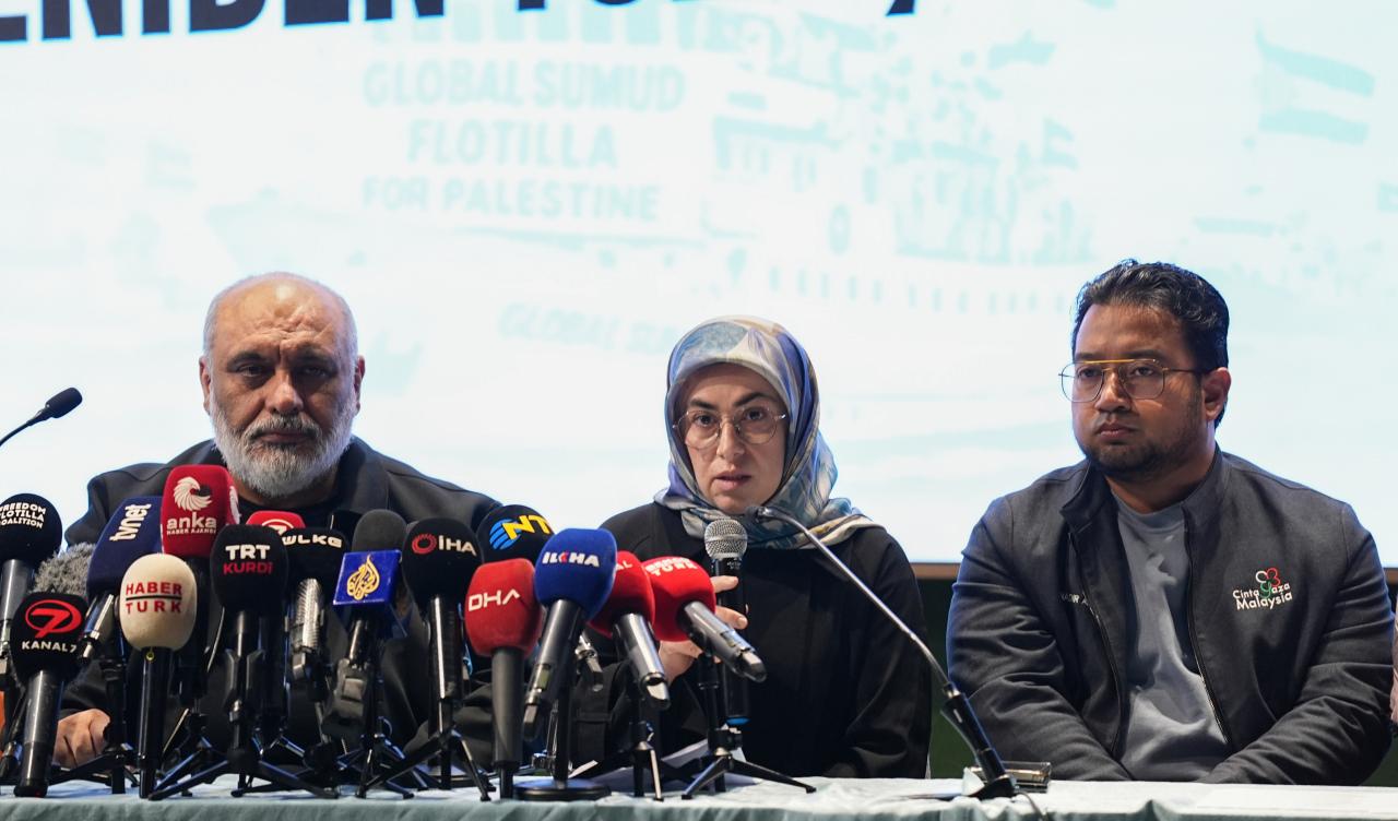 Özgürlük ve Sumud Filosu Türkiye Yönetimi adına basın açıklamasını Dilek Tekocak okudu.