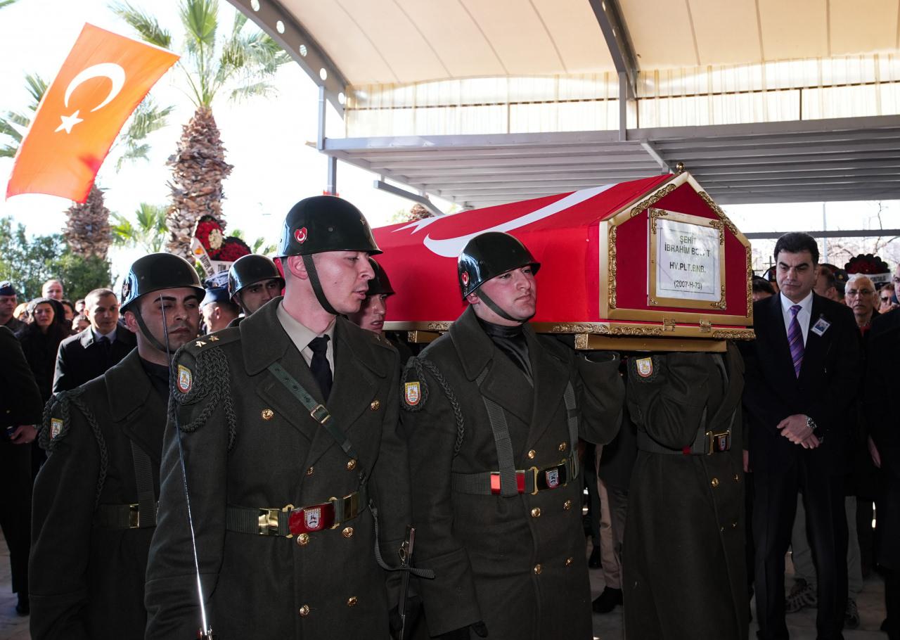 Balıkesir'de 9'uncu Ana Jet Üs Komutanlığı'ndan kalkış yapan F-16 uçağının kaza kırıma uğraması sonucu şehit olan Hava Pilot Binbaşı İbrahim Bolat, memleketi İzmir'de son yolculuğuna uğurlandı.