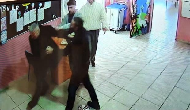 İki okul m&uuml;d&uuml;r&uuml;ne yumruklu saldırı kamerada