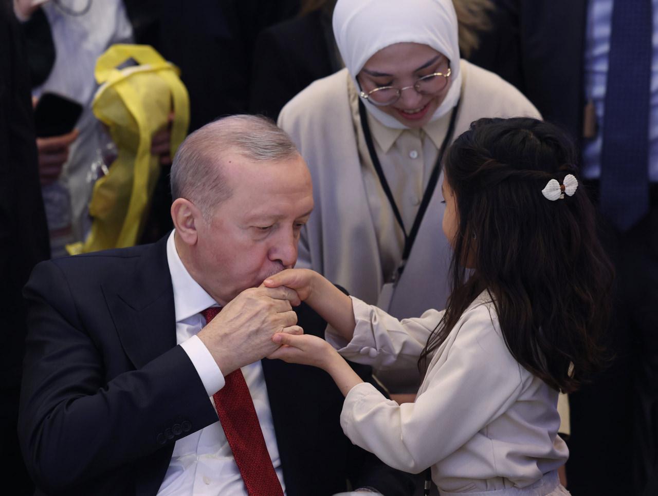 Cumhurbaşkanı Recep Tayyip Erdoğan, İstanbul'da '8 Mart Dünya Kadınlar Günü' dolayısıyla düzenlenen iftar programına katıldı.