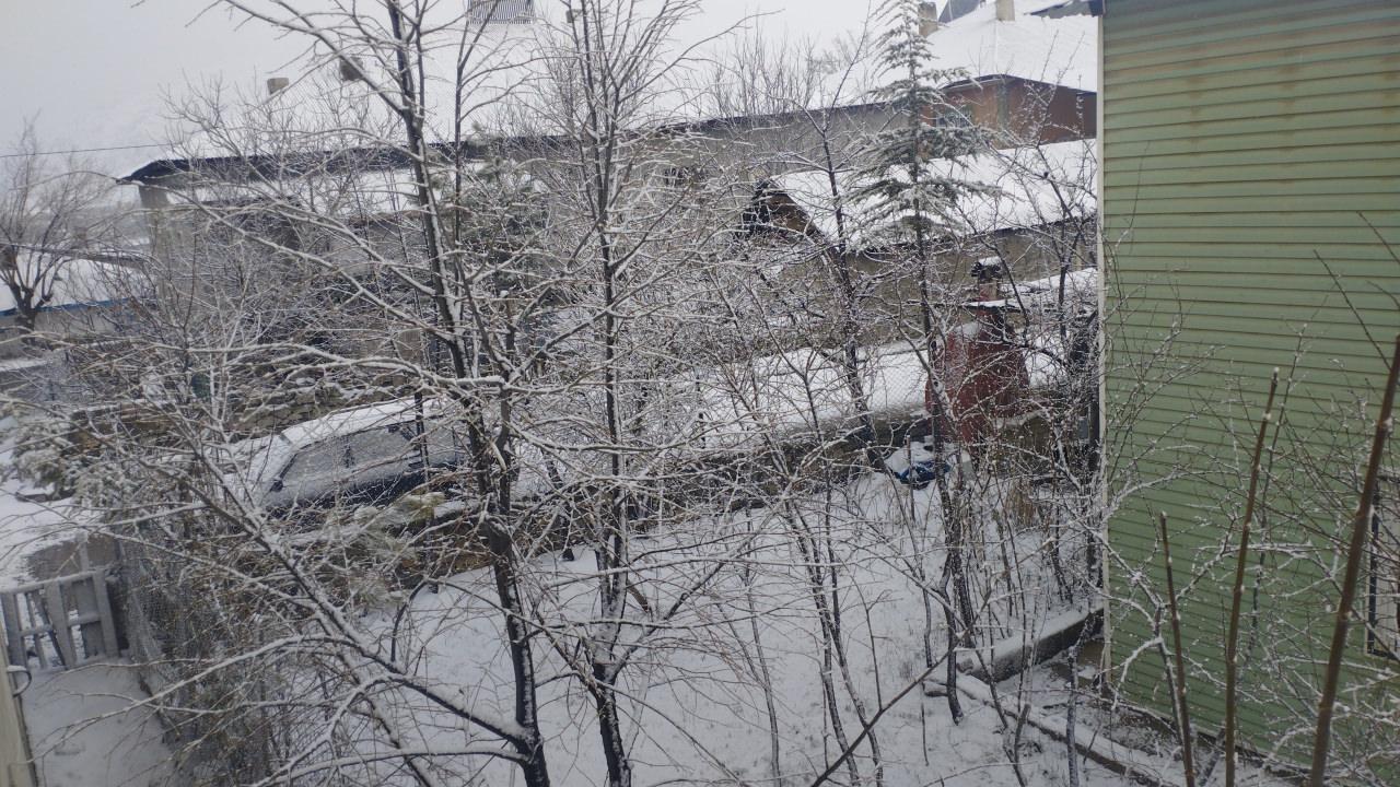 Adana'nın Tufanbeyli ilçesinde etkisini gösteren kar yağışı nedeniyle kent merkezi beyaza büründü.