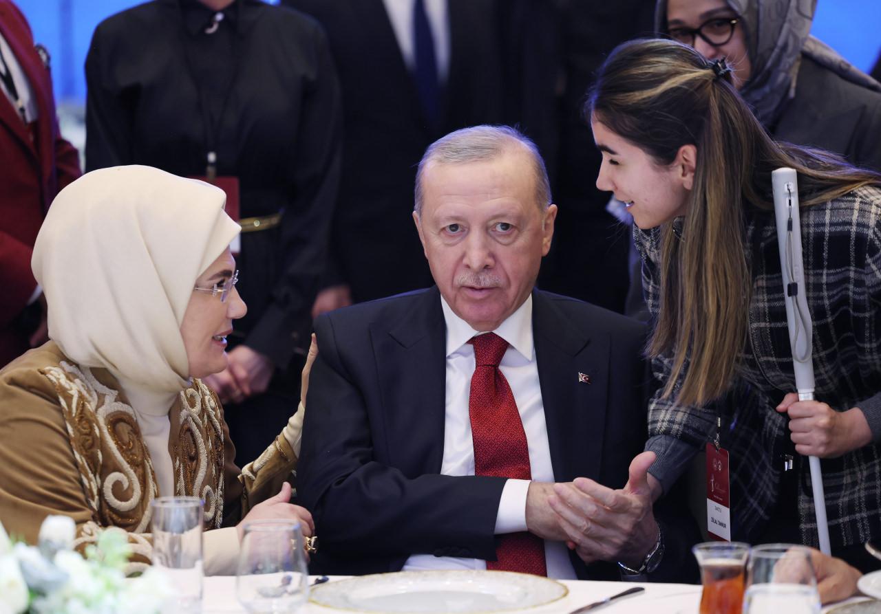 Cumhurbaşkanı Recep Tayyip Erdoğan, İstanbul'da '8 Mart Dünya Kadınlar Günü' dolayısıyla düzenlenen iftar programına katıldı.