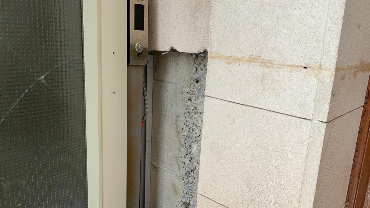 Caminin dışında bulunan mermerlere zarar verildi.