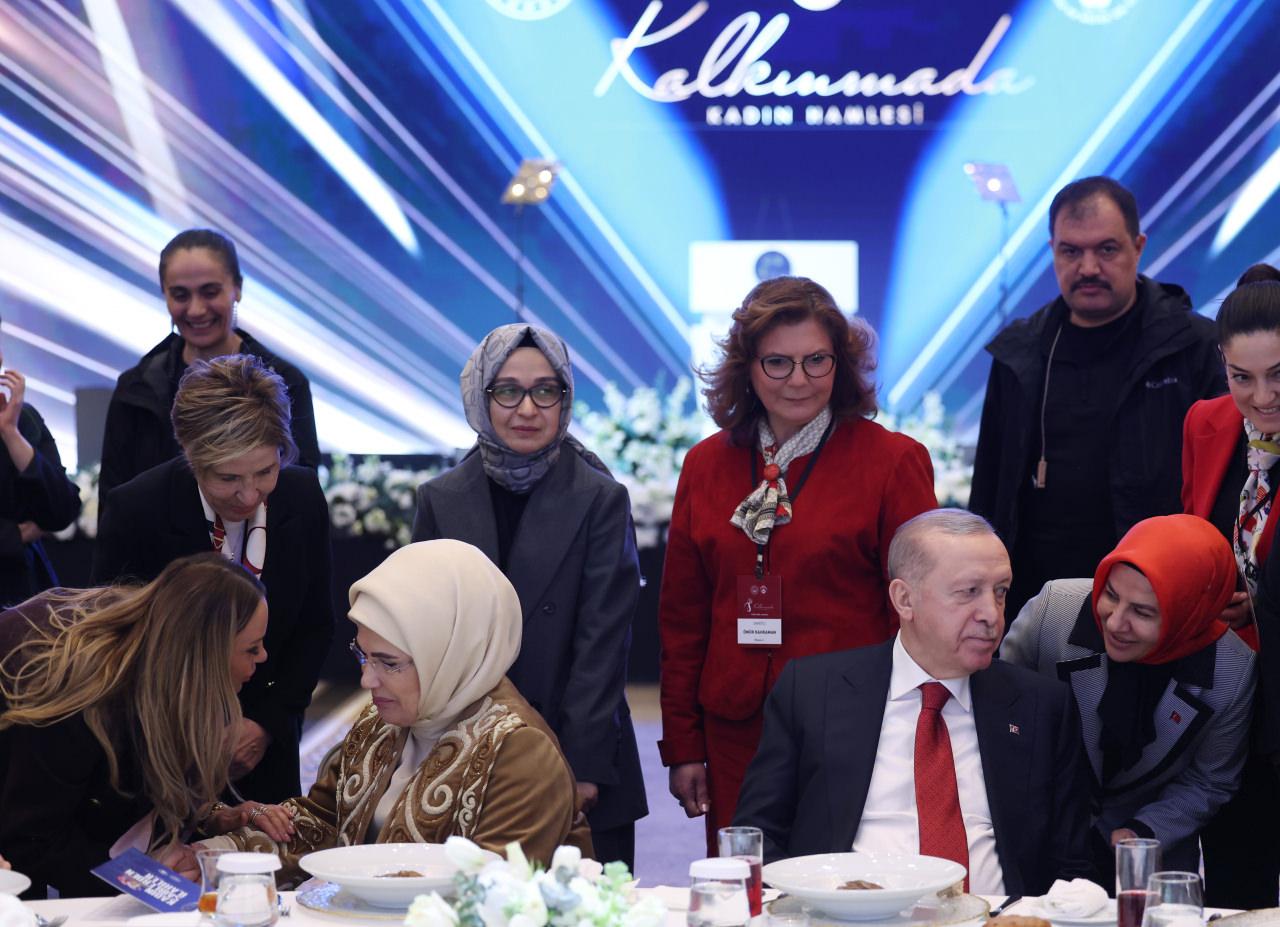 Cumhurbaşkanı Recep Tayyip Erdoğan, İstanbul'da '8 Mart Dünya Kadınlar Günü' dolayısıyla düzenlenen iftar programına katıldı.