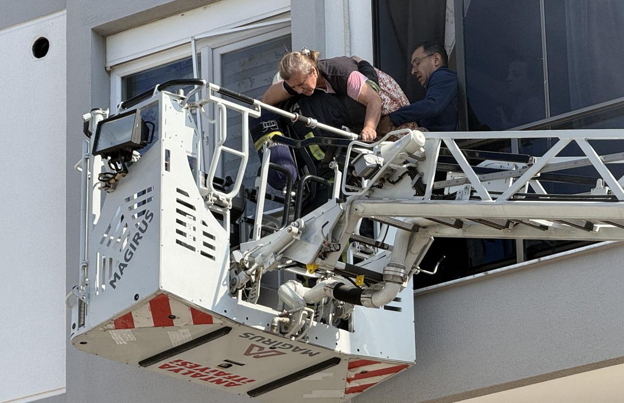 Dumanlar arasında mahsur kalanlar böyle kurtarıldı. 
