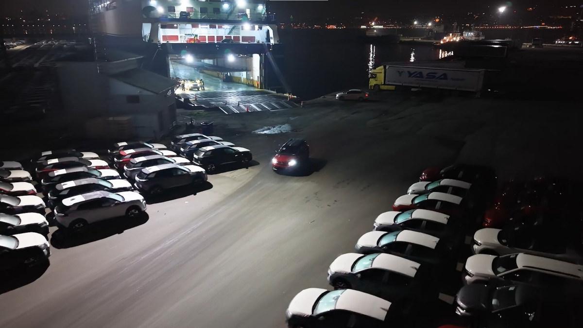 Yüzlerce sıfır araç limana böyle yığıldı