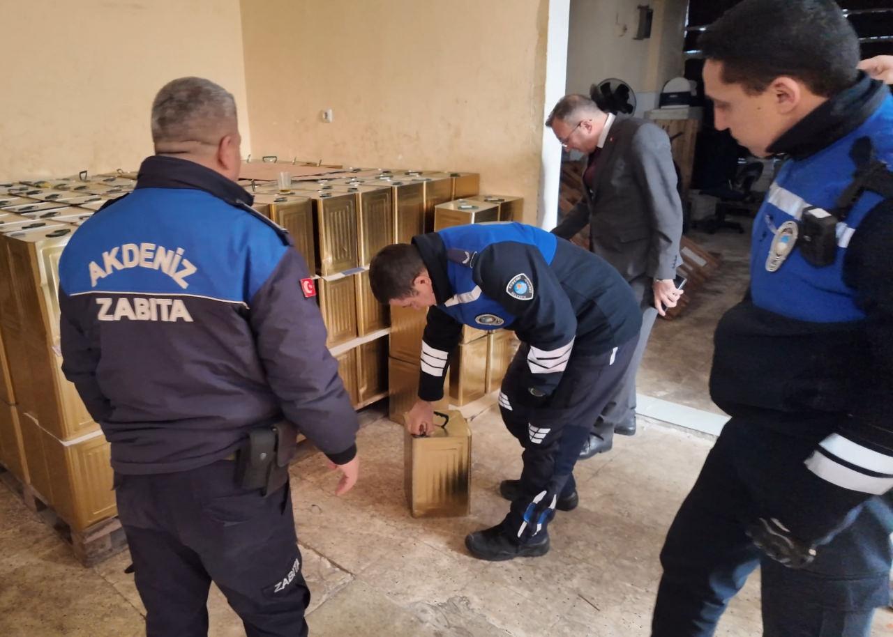 Mersin'de depoda 4,5 ton sahte zeytinyağı ele geçirildi.