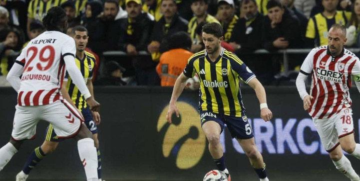 Fenerbahçe - Samsunspor mücadelesinden bir kare