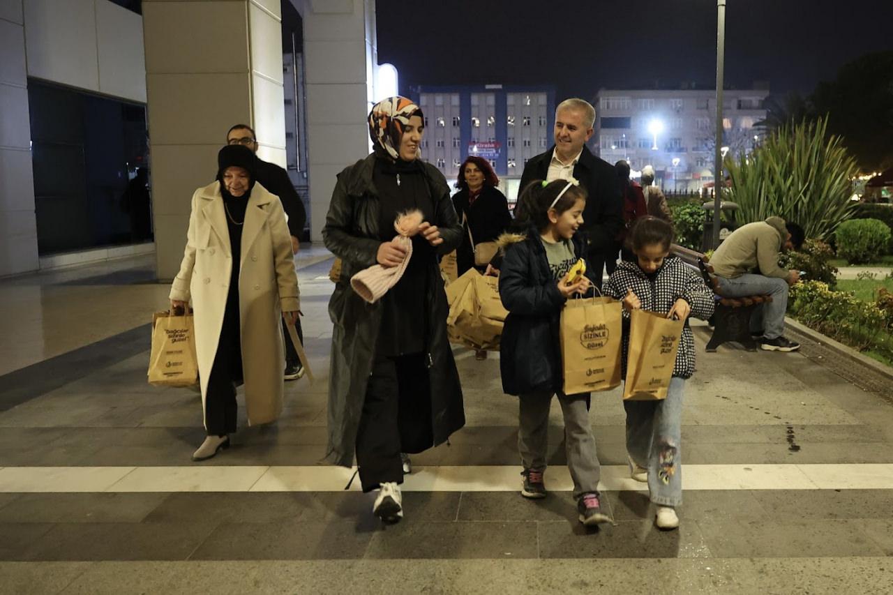 Çocuklara hediyeler verildi. 