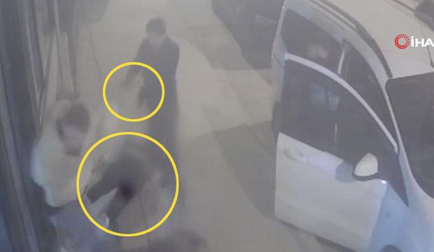 Kafedeki dehşet anları kamerada: Ayırmaya &ccedil;alıştığı kavgada can verdi