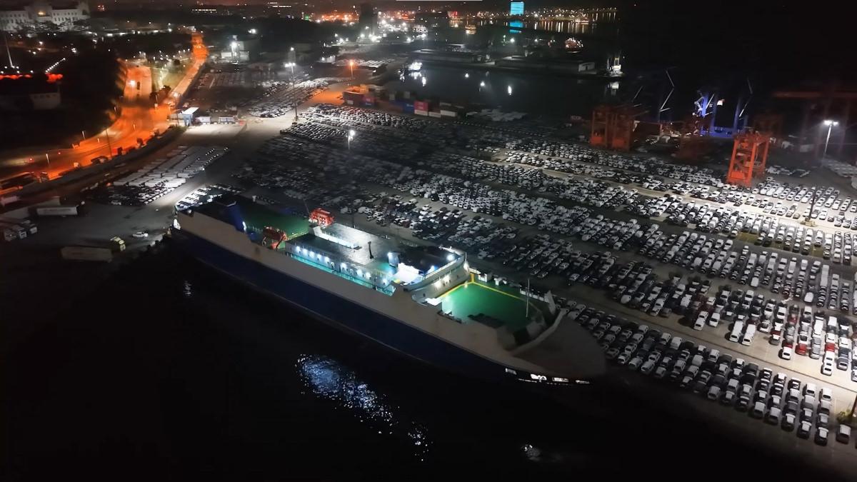 Yüzlerce sıfır araç limana böyle yığıldı