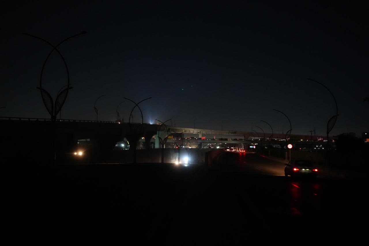 Irak’ın tüm vilayetlerinde elektrik sisteminin tamamen çökmesi sonucu elektrik kesintisi meydana geldi. Kesintinin ardından başkent Bağdat sokakları karanlıkta görüntülendi.