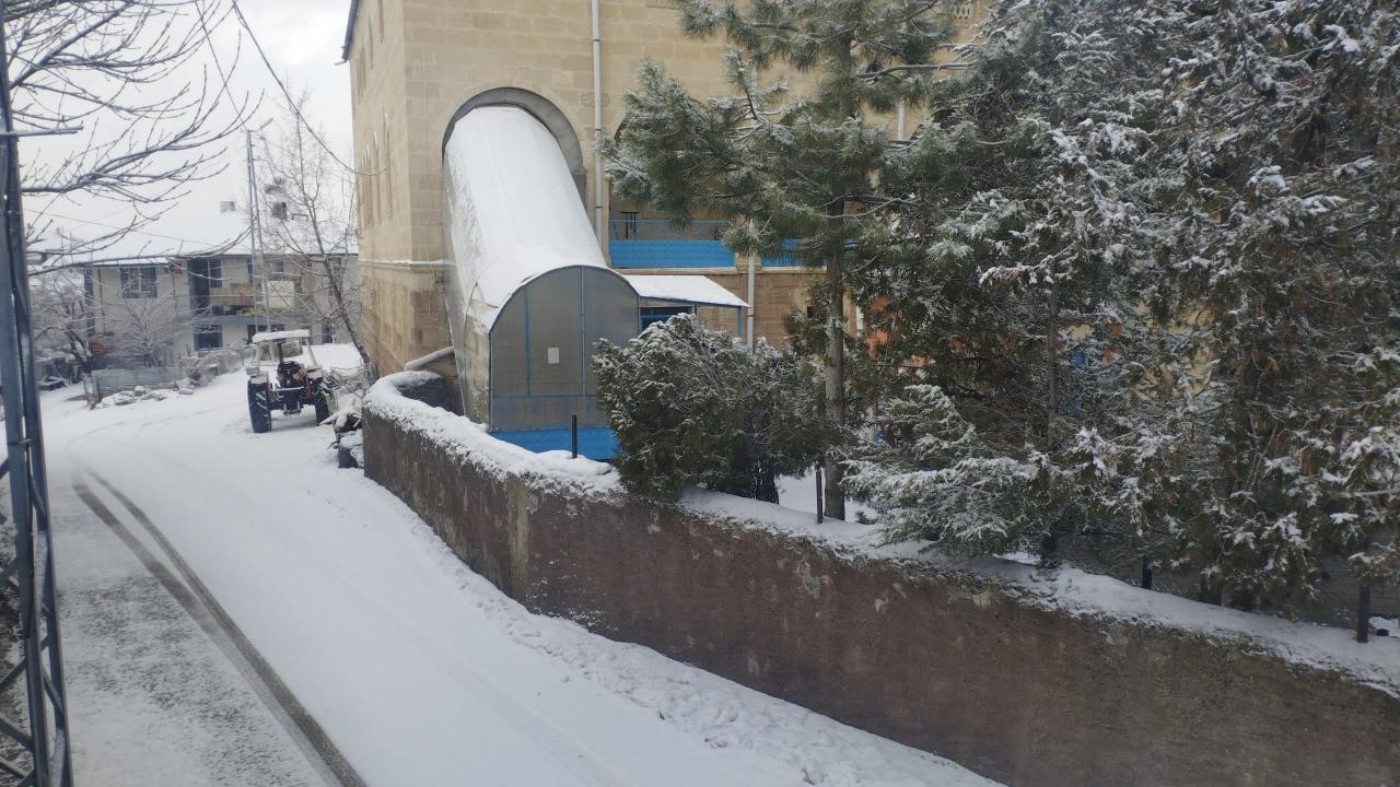 Kar yağışı nedeniyle yollar ve araçların üstü beyazla kaplandı.