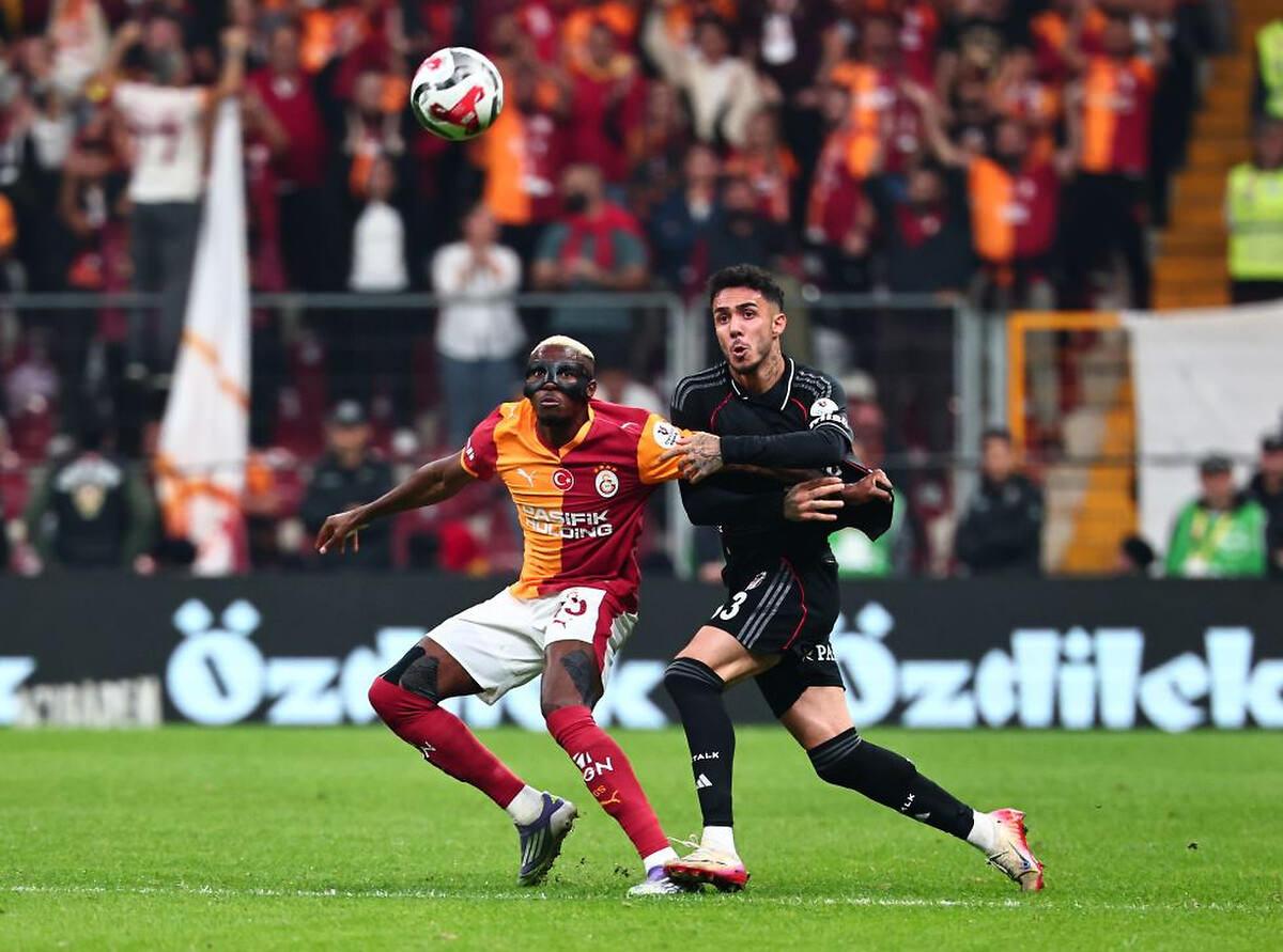 Sezonun ilk yarısında Galatasaray'la Beşiktaş arasında oynanan Süper Lig maçı. Osimhen ve Emirhan, ikili mücadelede