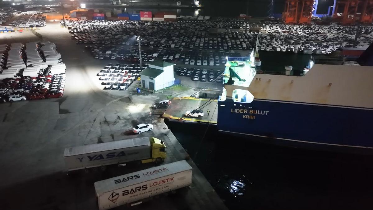 Yüzlerce sıfır araç limana böyle yığıldı