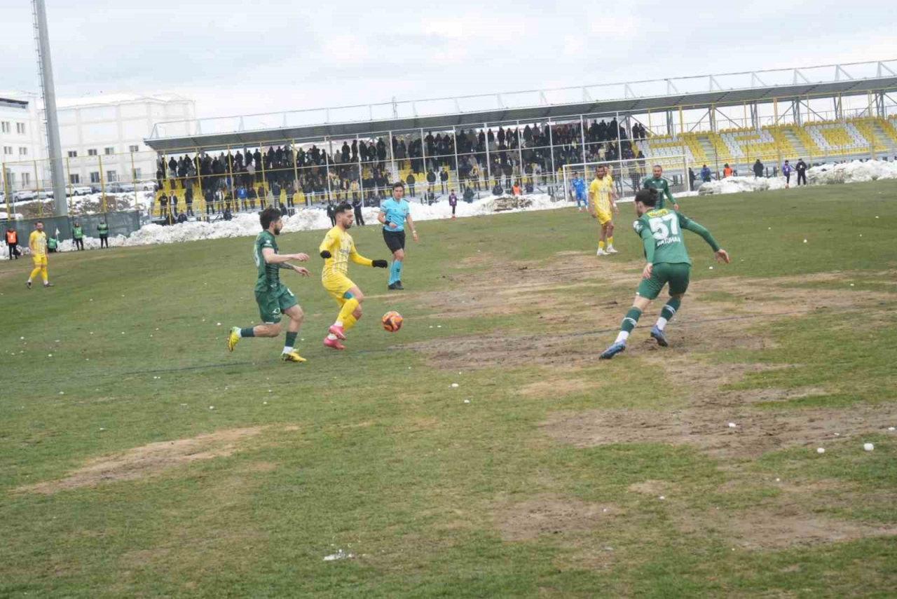 Muş Şehir Stadı'nın zemini futbolculara zor anlar yaşattı