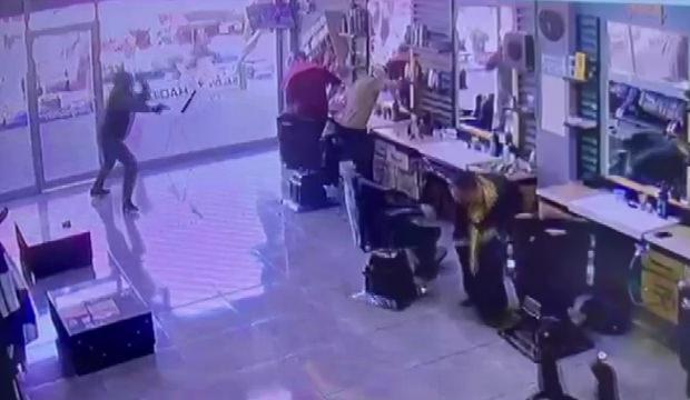 Adana'da berberde b&ouml;yle ateş etti: 1 yaralı