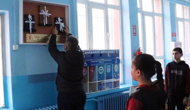 Afyonkarahisar'da &ouml;ğrenciler 3 bakkalın veresiye defterini satın aldı