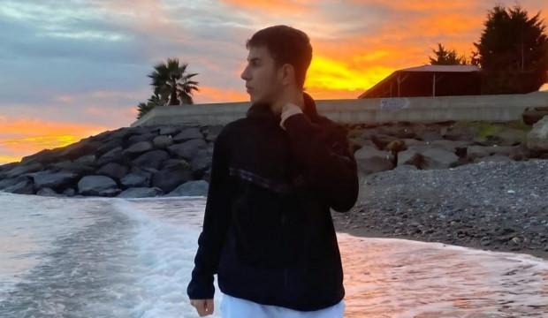 Asker eğlencesinde kahreden olay: Bayrak salladığı ara&ccedil;tan d&uuml;şen Buğra &ouml;ld&uuml;