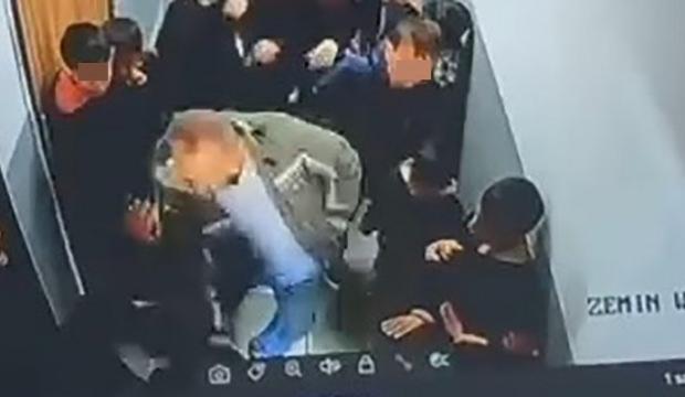 Bu nasıl bir hırs! Okul basıp k&uuml;&ccedil;&uuml;c&uuml;k &ccedil;ocuğa saldırdı