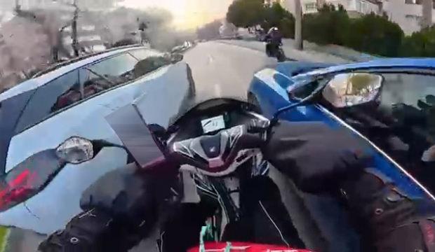 Bursa'da iki ara&ccedil; arasından ge&ccedil;mek isteyen kurye kaza yaptı