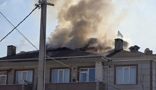 Bursa'da apartmanın &ccedil;atısı alev alev yandı
