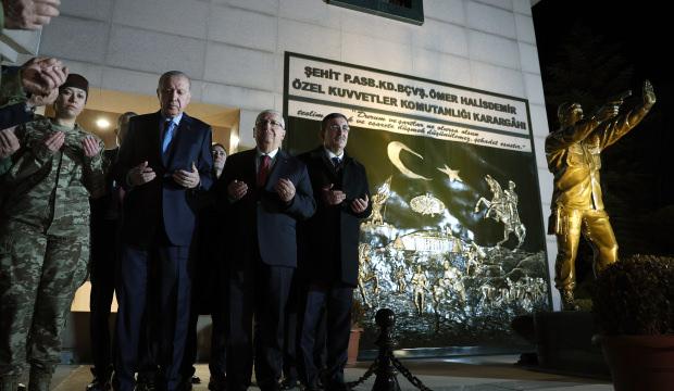 Cumhurbaşkanı Erdoğan, &Ouml;mer Halisdemir'in şehit olduğu noktadaki anıtın &ouml;n&uuml;nde dua etti
