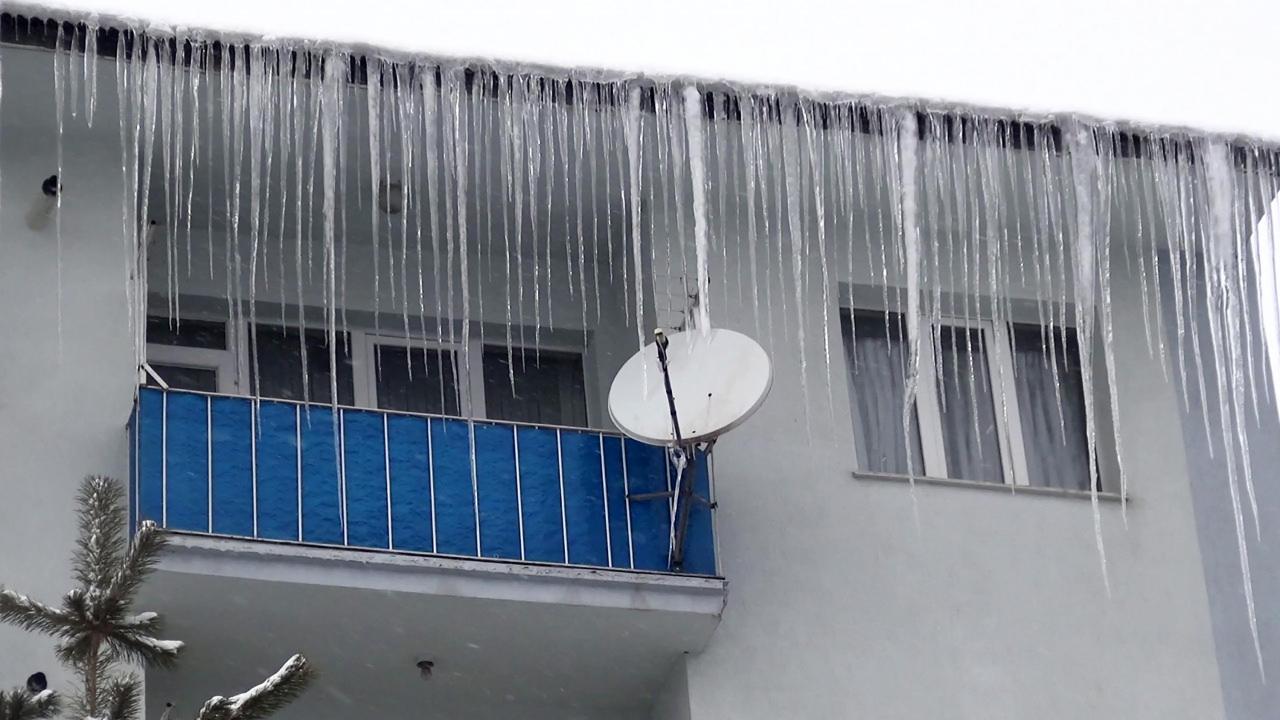 Çatılarda buz sarkıtları oluştu. 