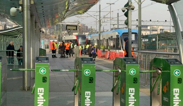 Emin&ouml;n&uuml;'nde tramvay raydan &ccedil;ıktı: Yolcular tahliye edildi!