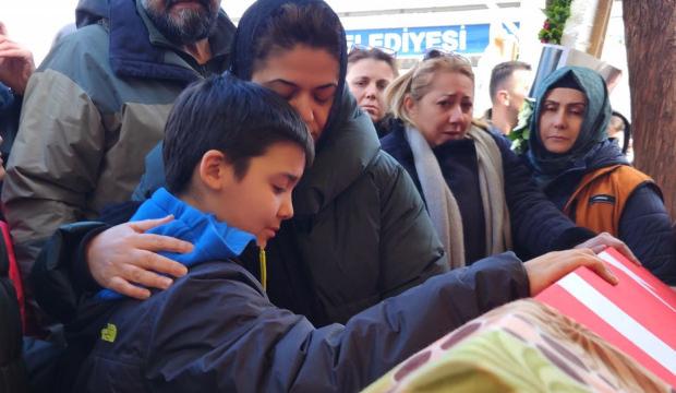 Fatma Nur &ouml;ğretmene veda: Oğlu tabutuna sarılıp ağladı