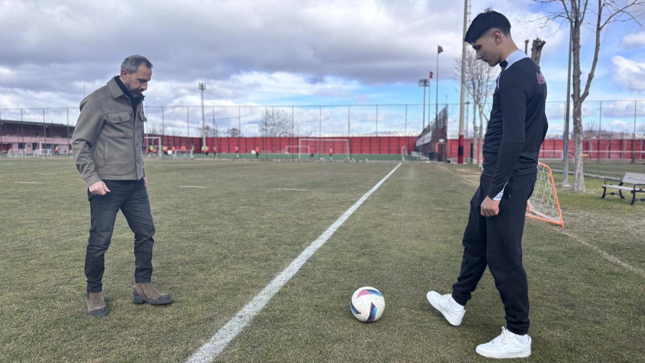 Furkan Ayaz Özcan babasıyla birlikte antrenman sahasında.
