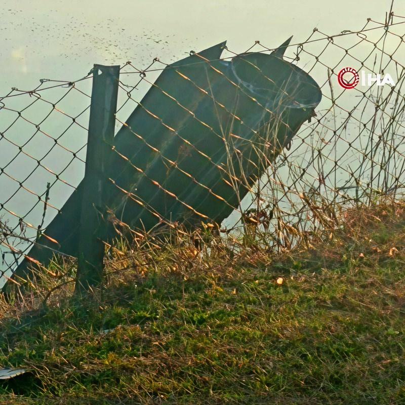 Düşürülen balistik füzenin bir başka parçası