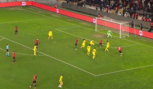 Gaziantep FK-Fenerbah&ccedil;e ma&ccedil;ında 3. dakikada atılan gol iptal edildi! 