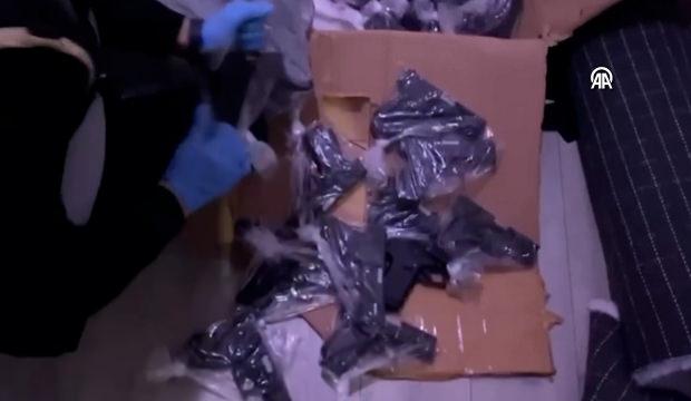 İstanbul'da bir eve d&uuml;zenlenen operasyonda 50 tabanca ele ge&ccedil;irildi