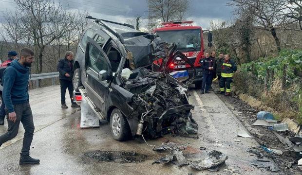 Kamyon ile kamyonet kafa kafaya &ccedil;arpıştı: 2 &ouml;l&uuml;, 2 ağır yaralı