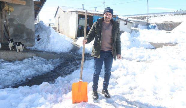 Kars'ta kurt s&uuml;r&uuml;s&uuml;n&uuml; k&uuml;rekle kovalayan besici g&uuml;venlik kamerasında