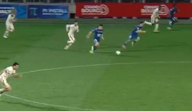 Kendi sahasından inanılmaz gol! Spikerin &ccedil;ıldırdığı anlar g&uuml;ndem oldu