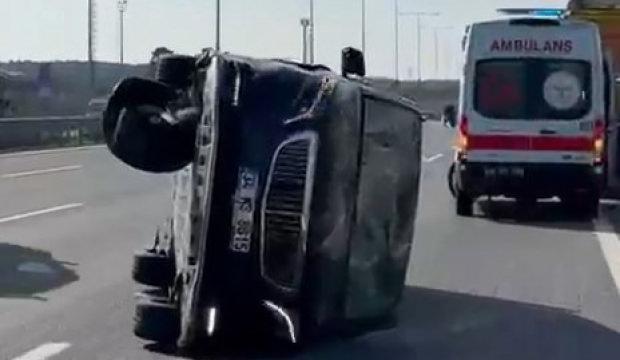 Korkutan kazada minib&uuml;s yan yattı! Fenerbah&ccedil;eli yıldızın eşi de i&ccedil;indeydi